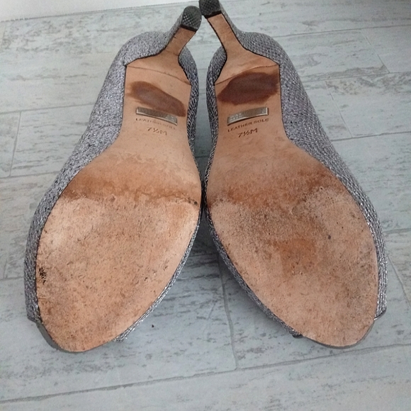 Excellent Used Pair Of Badgley Mischka Humbie II Silver Peep Toe Heels Size 7.5 - Picture 7 of 7